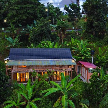 De Chicktoria Hostel Pemenang Exterior photo