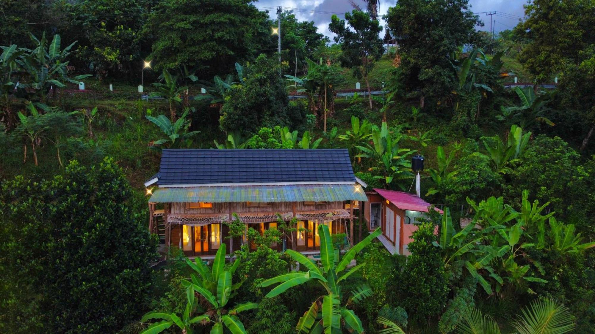 De Chicktoria Hostel Pemenang Exterior photo