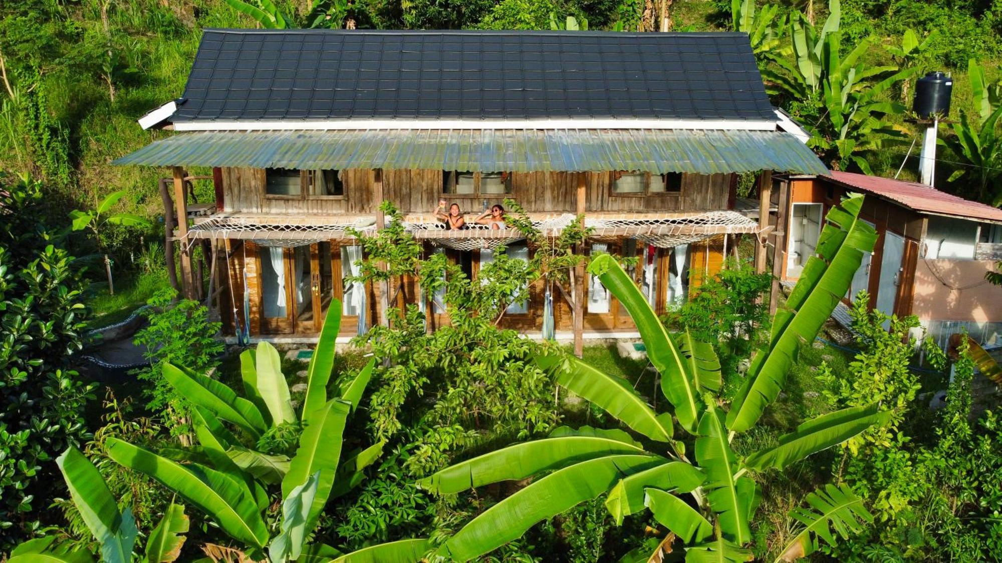 De Chicktoria Hostel Pemenang Exterior photo